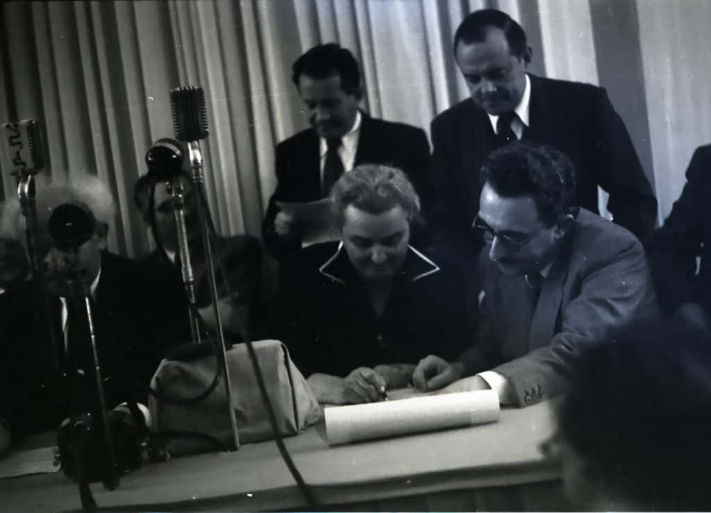 רחל כהן-כגן חותמת על מגילת העצמאות, 1948