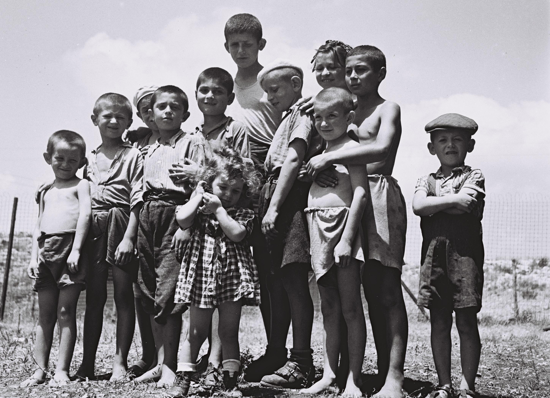 יתומים ניצולי שואה במחנה עתלית 1944